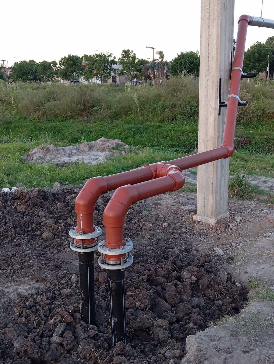 Bajada de cañería contra incendio en obra